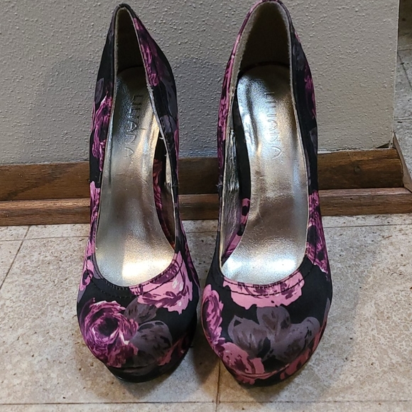 Black floral pink/gray rose 7 1/2 heels - Picture 2 of 8